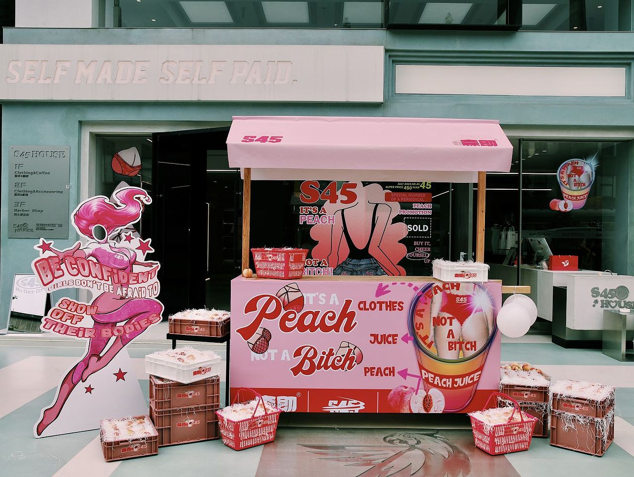 成都s45潮服联名玩偶服人偶公仔摆件品牌宣传