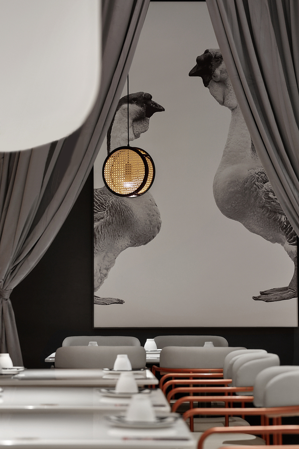 眼前,橙色钢板为背景,白色烤漆钢板为形
一橙一白,犹如狮头鹅毛色<br>漂浮在半空,简约而值得玩味