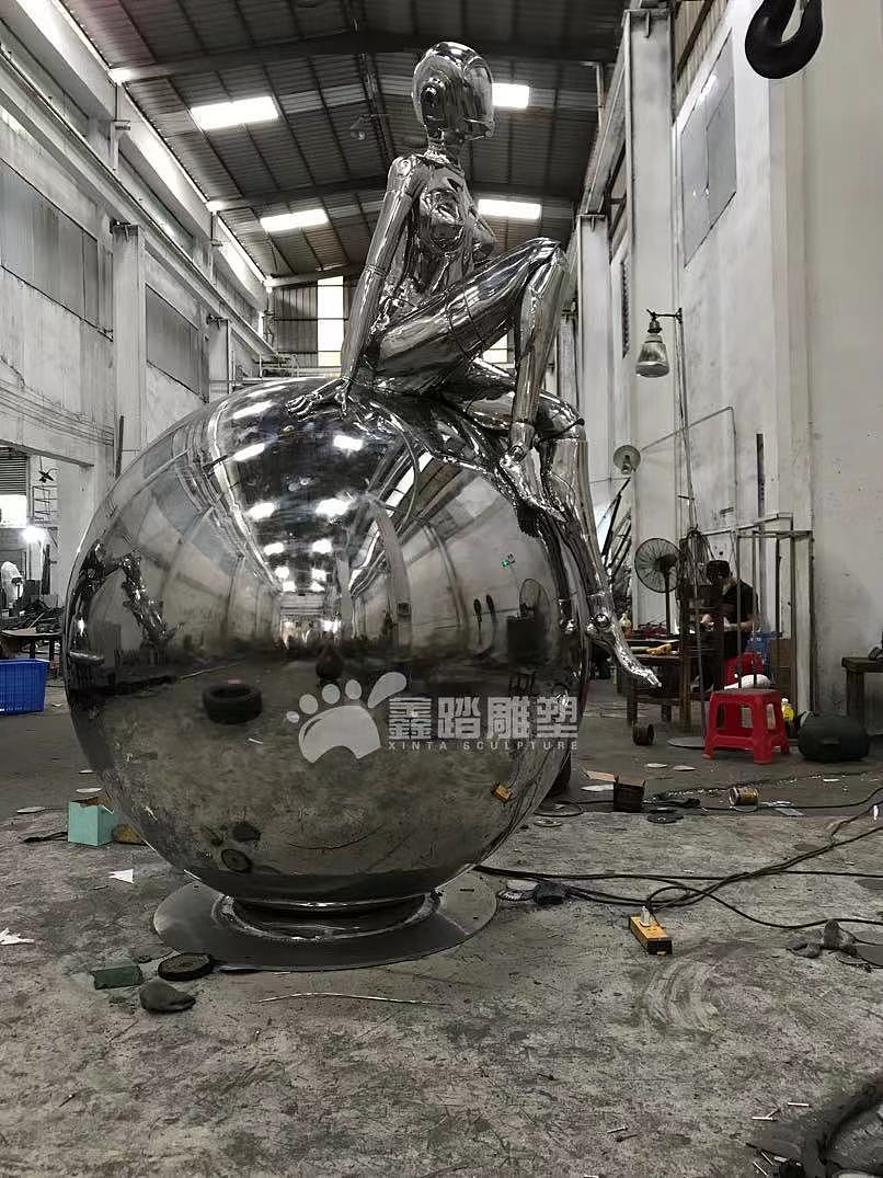 空山基镜面不锈钢机械姬雕塑