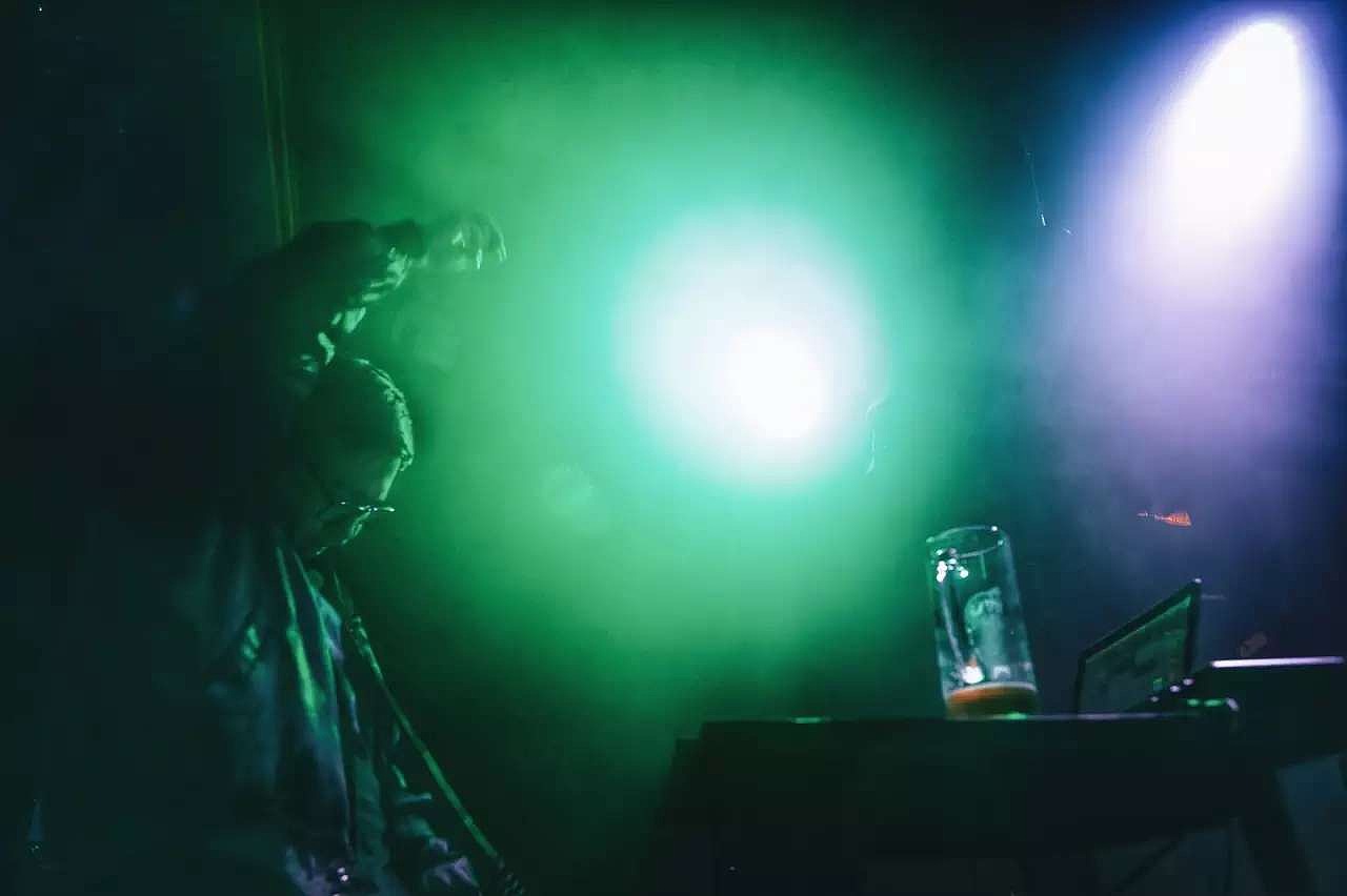 珠海涂鸦 【雾点原创涂鸦】珠海发条橙子Livehouse酒吧