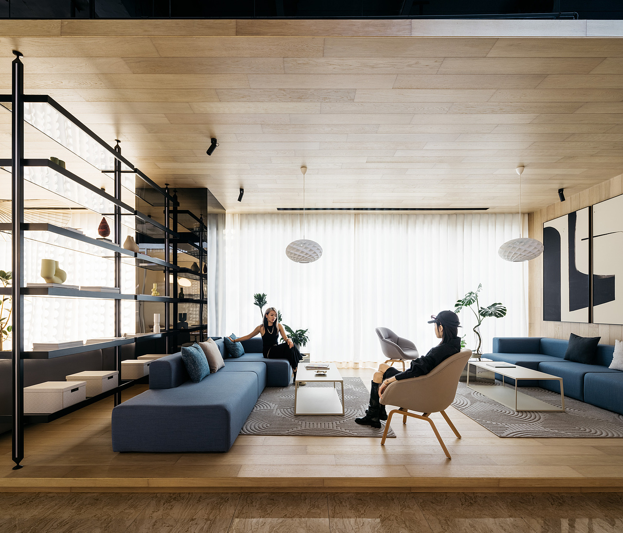 从玻璃盒看向木盒,Looking From the Glass Box to The Wooden Box