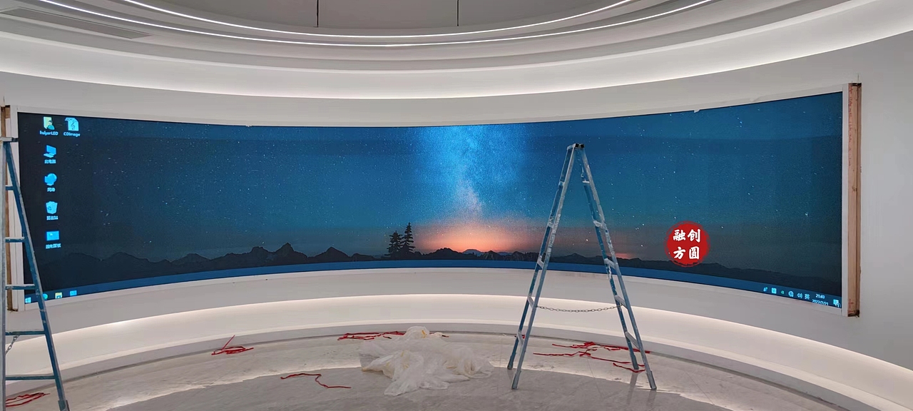 弧形LED显示屏+红外触摸框