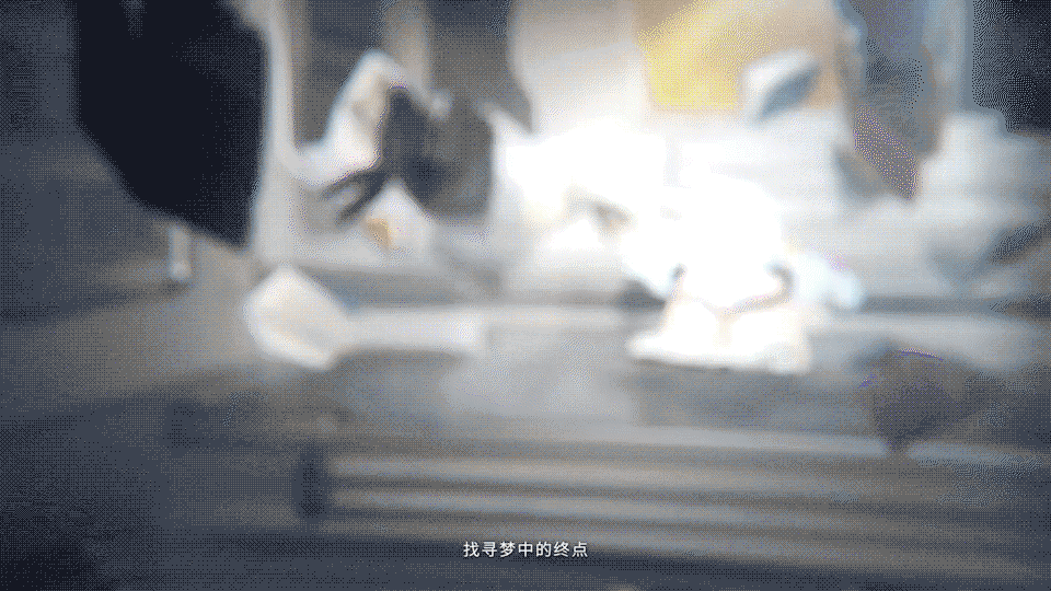 表现人物经历的同时用光影强化人物动态