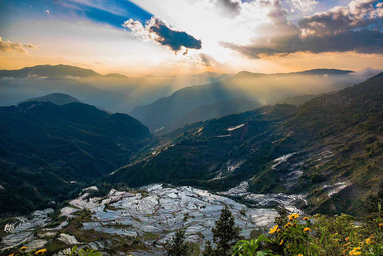 夕阳下的梯田