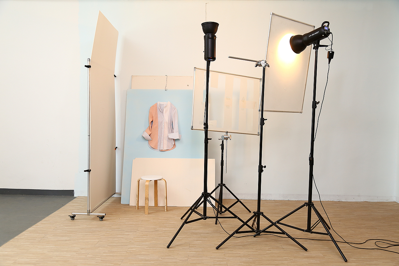 模拟自然光蓝色背景衬衫拍摄教学（图ZMTY0MDc0NTcy） - 产品摄影 - 站酷设计师亮影图摄影道具原创素材 - 站酷ZCOOL