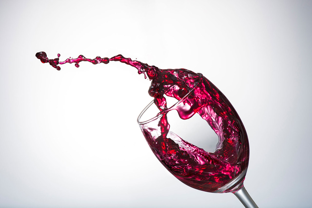 摇晃的红酒杯