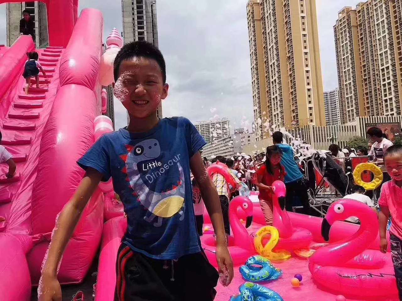 冰爽一夏水上乐园游玩开发出新项目粉色滑梯 冰雪世界