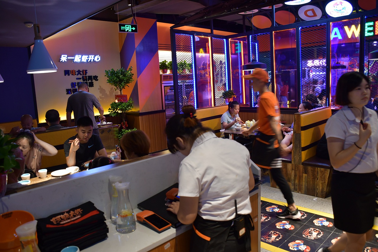 阿味大虾火锅连锁餐饮旗舰店实景拍摄 - 连锁加盟品牌（图ZMTcyNDg5NjMy） - 人像摄影 - 站酷设计师英皇视觉原创素材 - 站酷ZCOOL