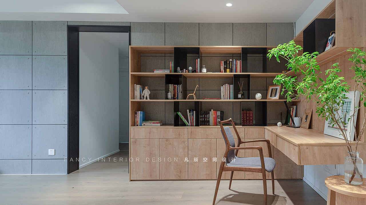 书柜是半开放式的,上半部分藏书,下半部分储物,客厅瞬间变身大书房