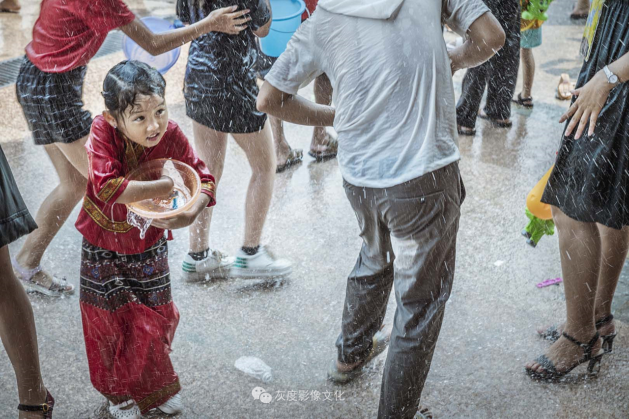泼水节1 Water-sprinkling festival1黄海燕作品-灰度影像高阶荣衔会员
