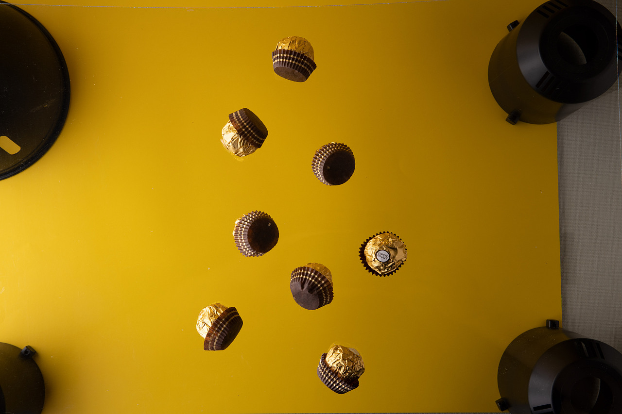 用透明亚克力做的假悬浮,后期合成,缺点就是物体都在一个平面上,缺少