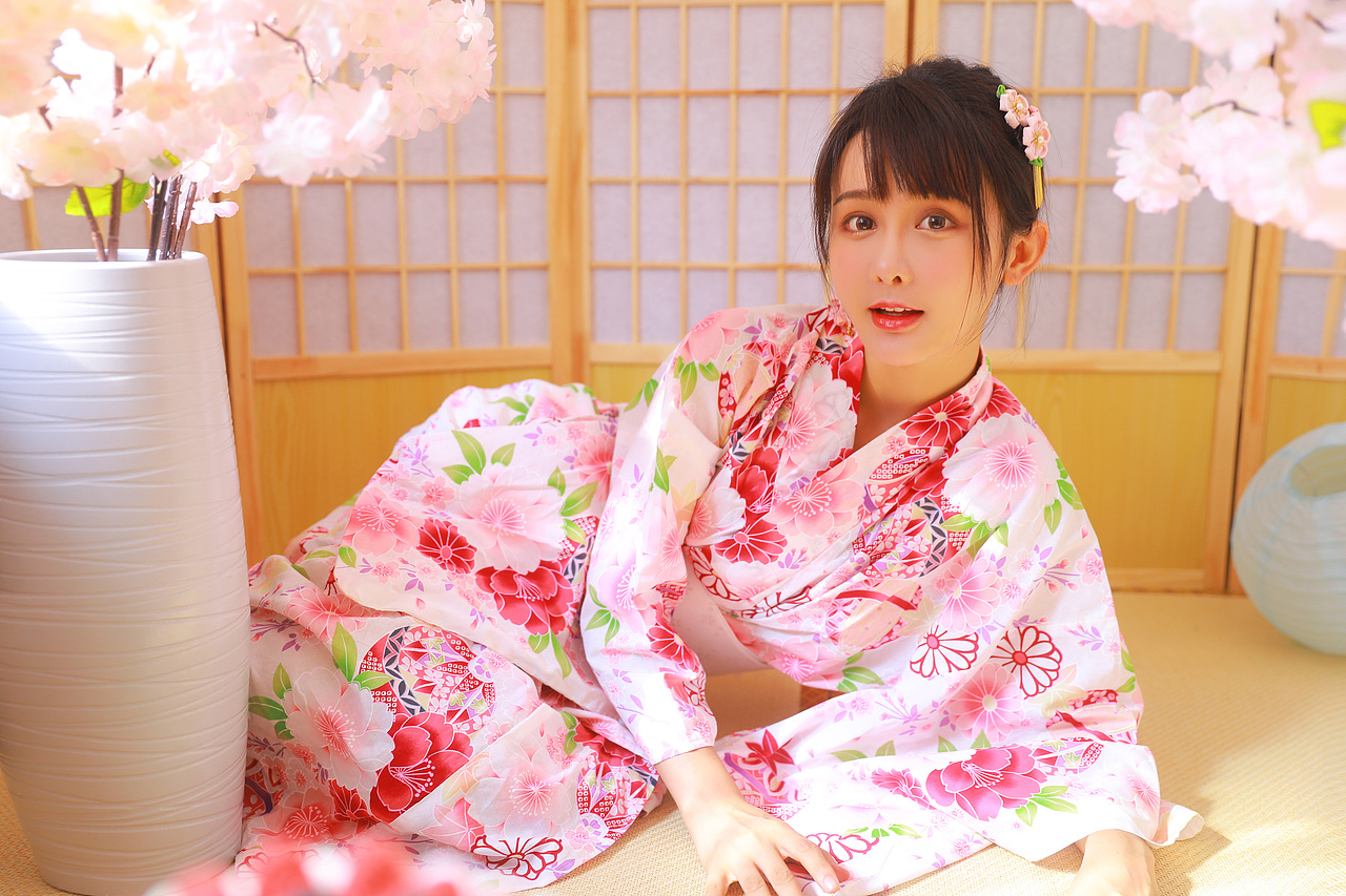 「 春 の 桜 花 少 女 」