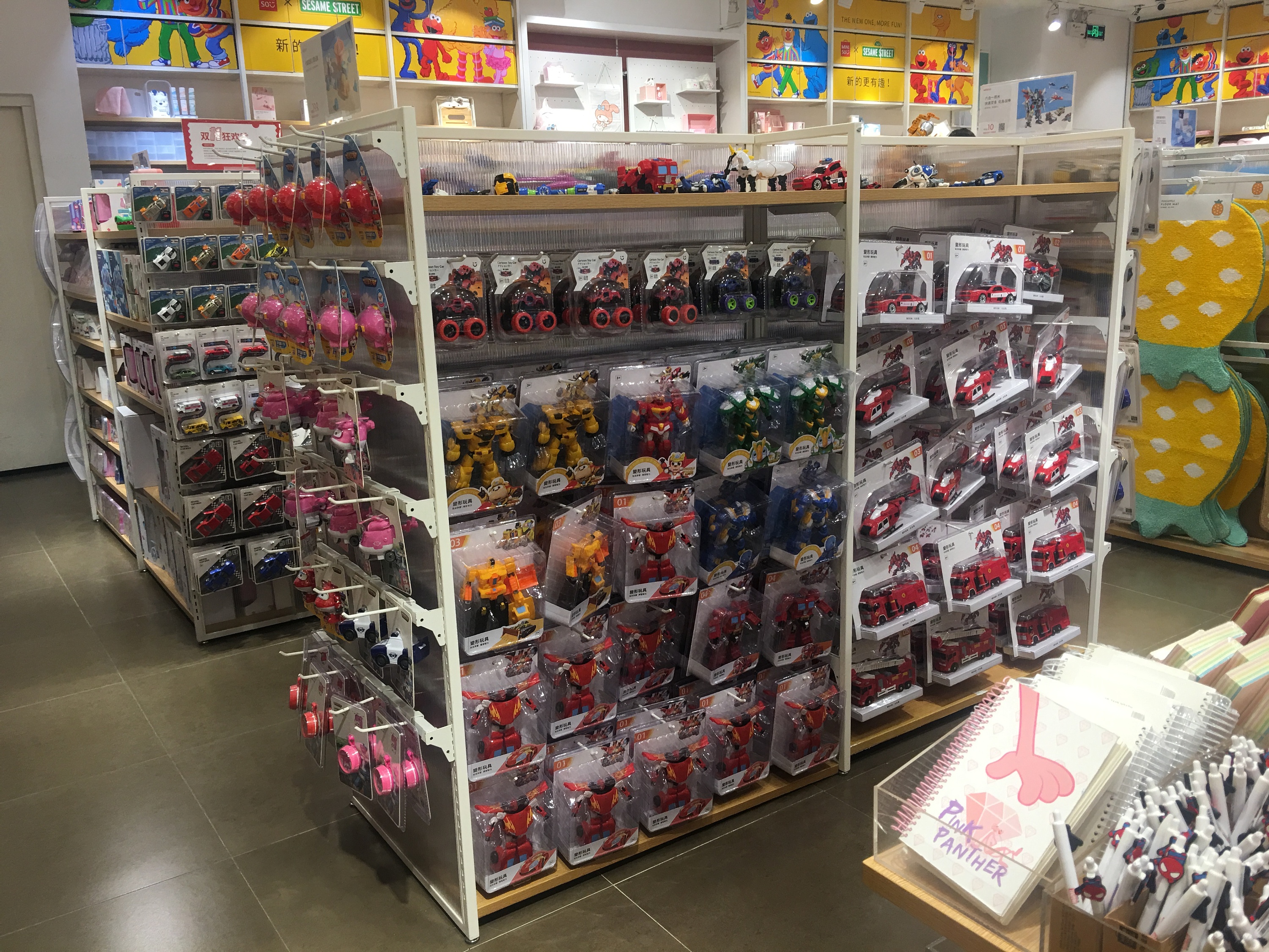 名创精品店饰品店展示架货架商品陈列的七大技巧