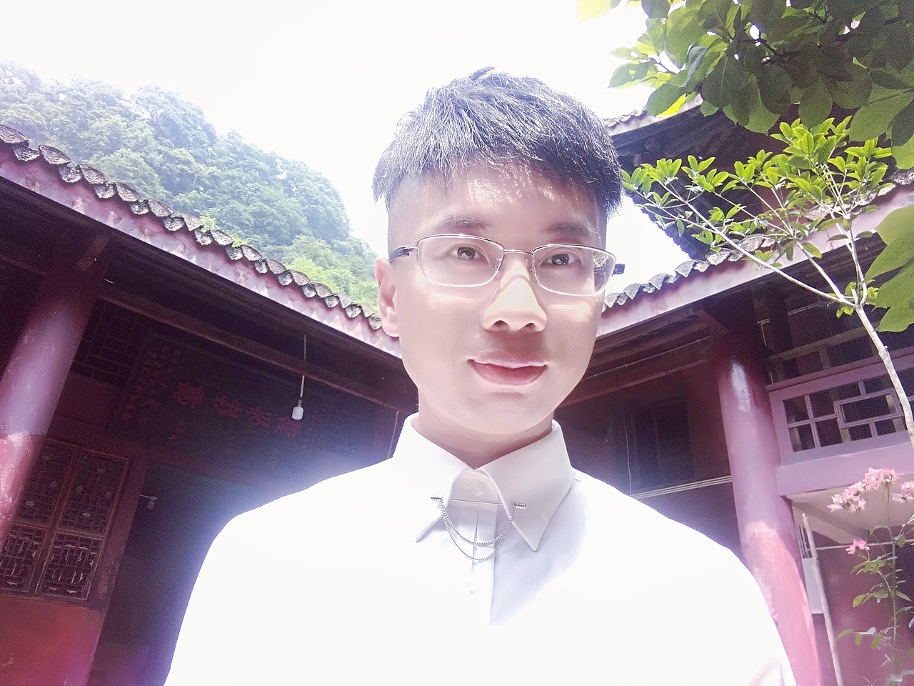 探访名胜古迹川南古刹,杨大侠杨科白衣胜雪别样时尚