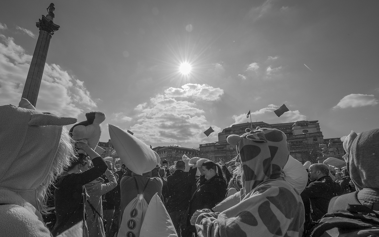 World Pillow Fight Day. London（图ZOTg4Nzg1Mg==） - 人文/纪实摄影 - 站酷设计师秋千上的树叶原创素材 - 站酷ZCOOL