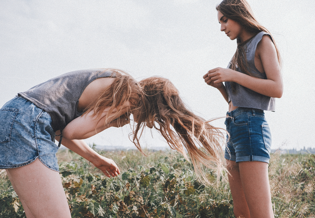 【Fist bump & Hug】