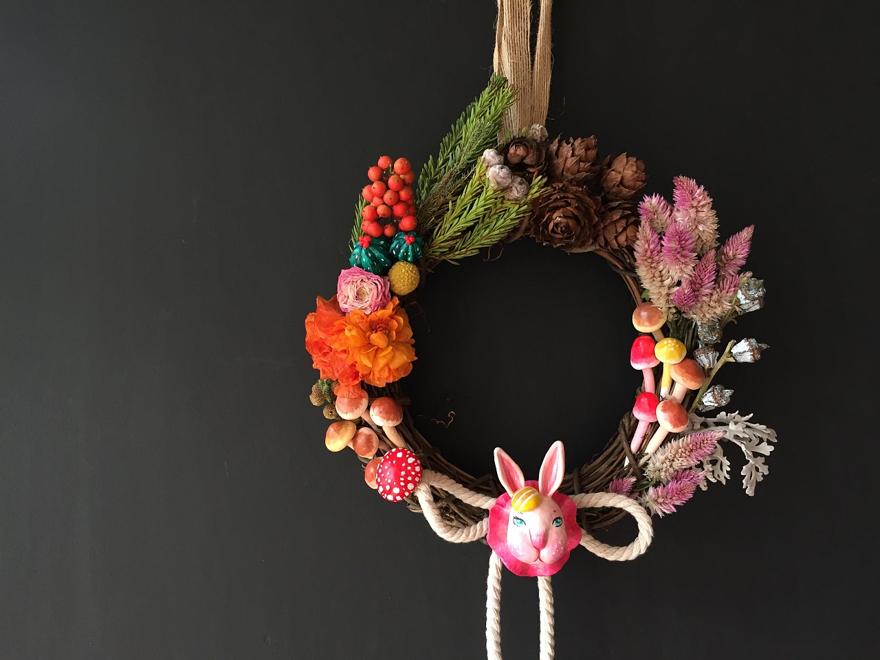 手做花环,用粘土和永生花结合制作的,肆意生长的蘑菇和兔子,爱上了去
