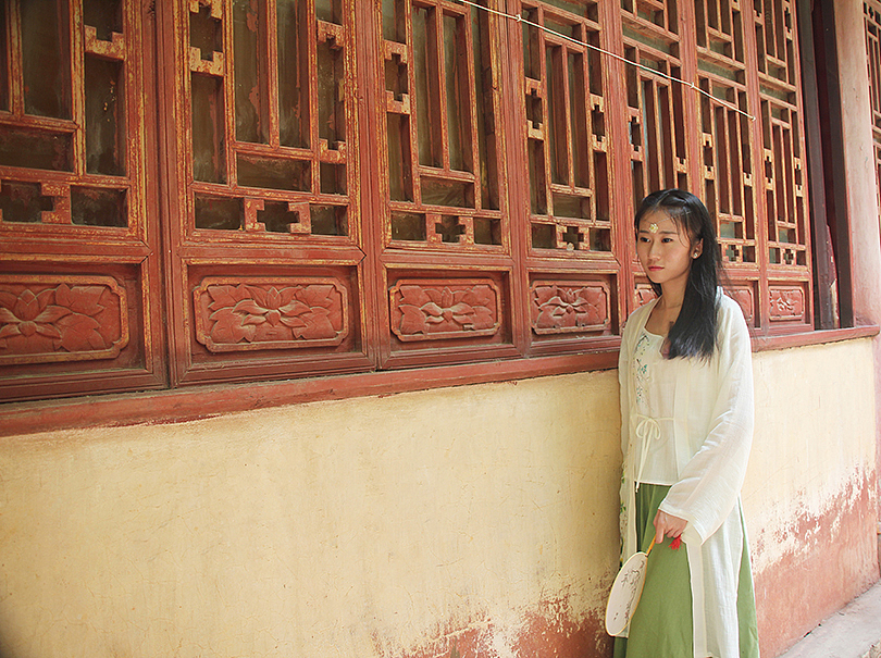 青旗沽酒趁梨花