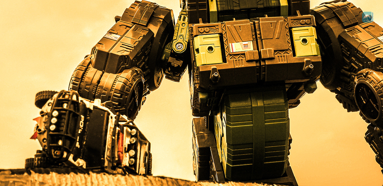 变形金刚泰坦级铁甲龙