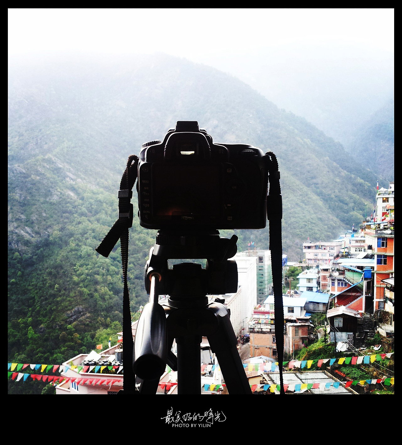 住在樟木和家宾馆，窗外就是山，很舒服的房间，只是这里的气候比较潮湿，有点像南方那样，阴沉多雨。