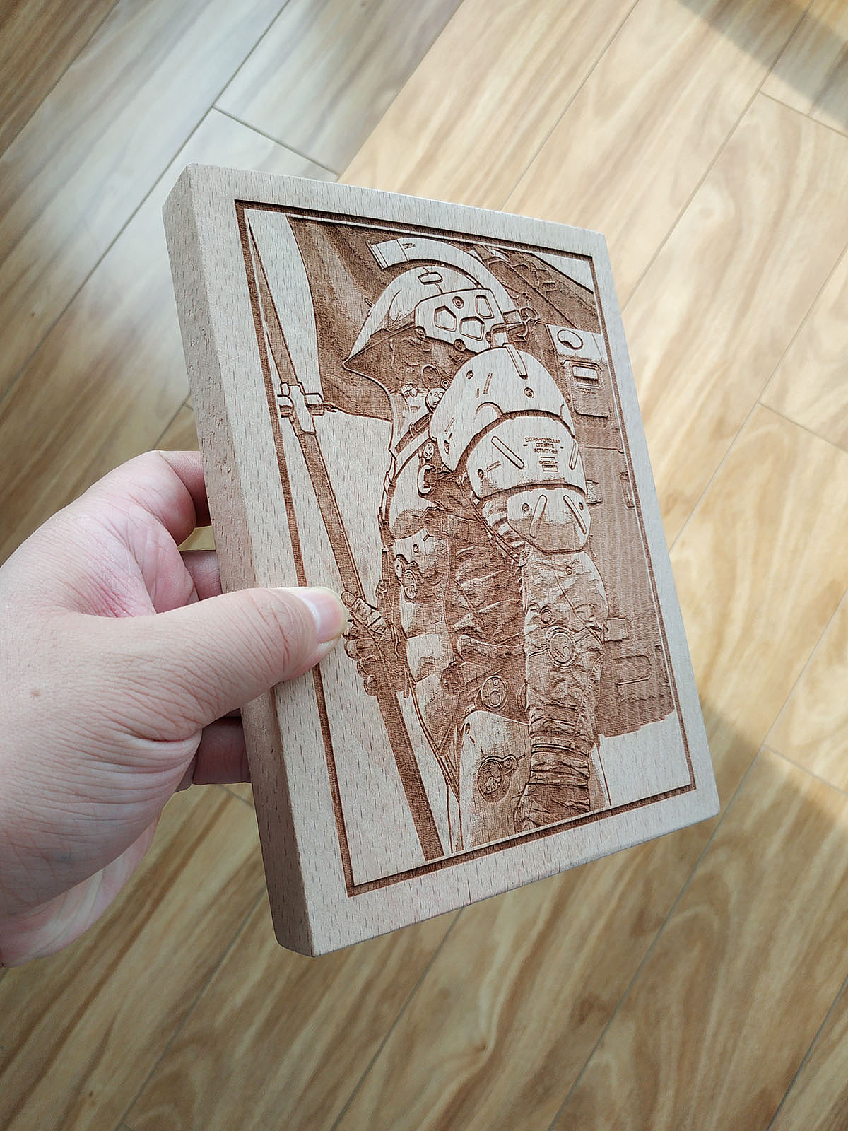 小岛秀夫工作室logo全身像激光雕刻画