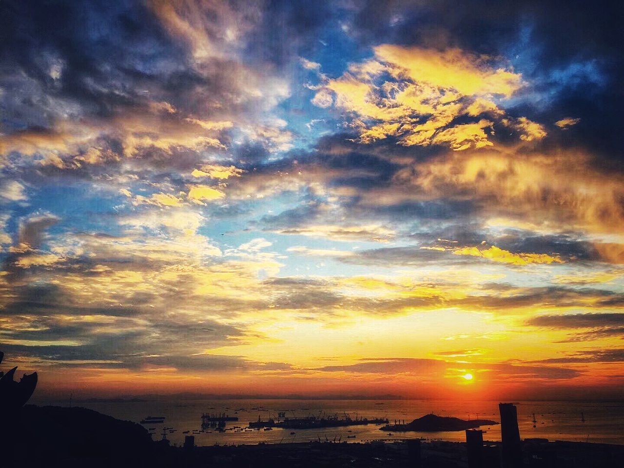 金色秀丽云渲染