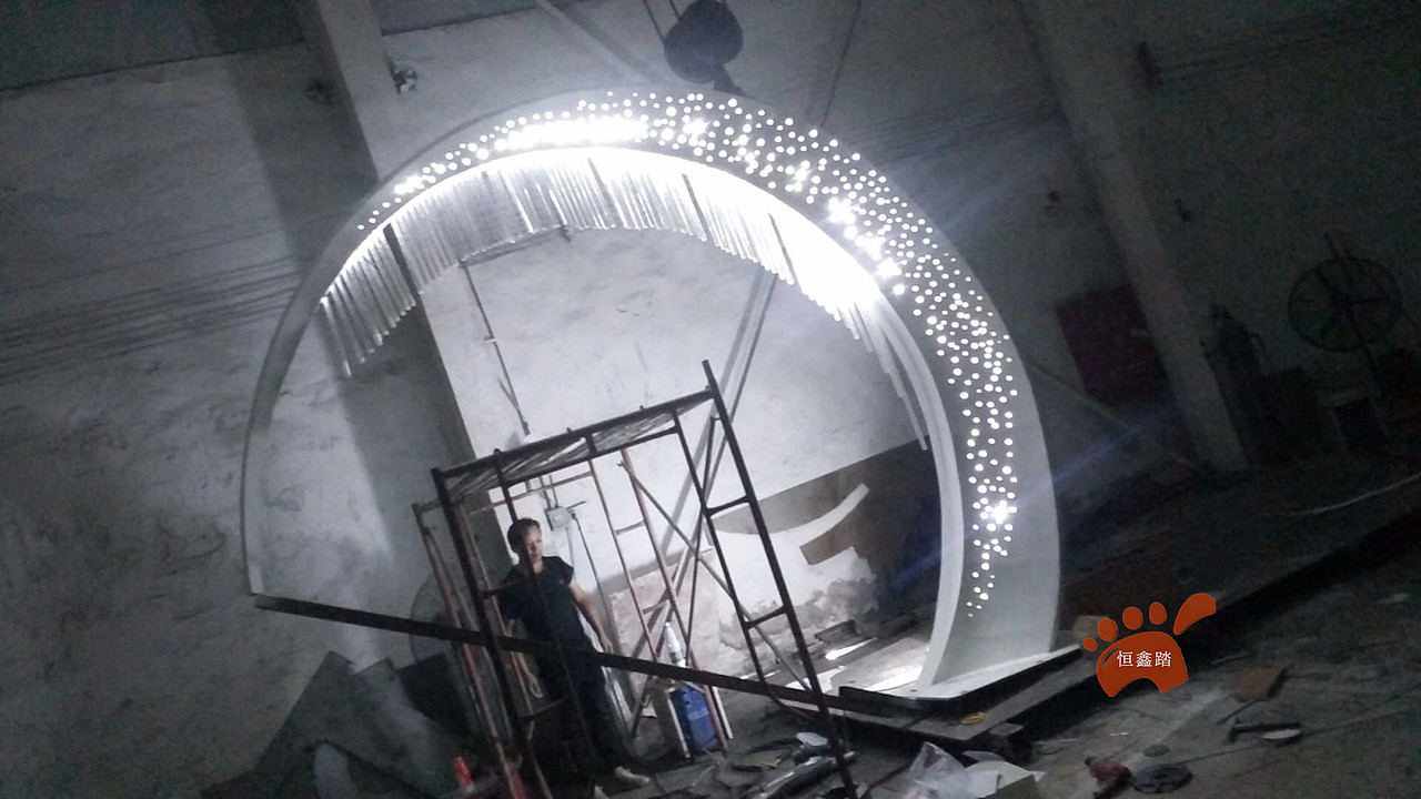 不锈钢发光月牙雕塑梦幻灯光水景雕塑不锈钢半月雕塑