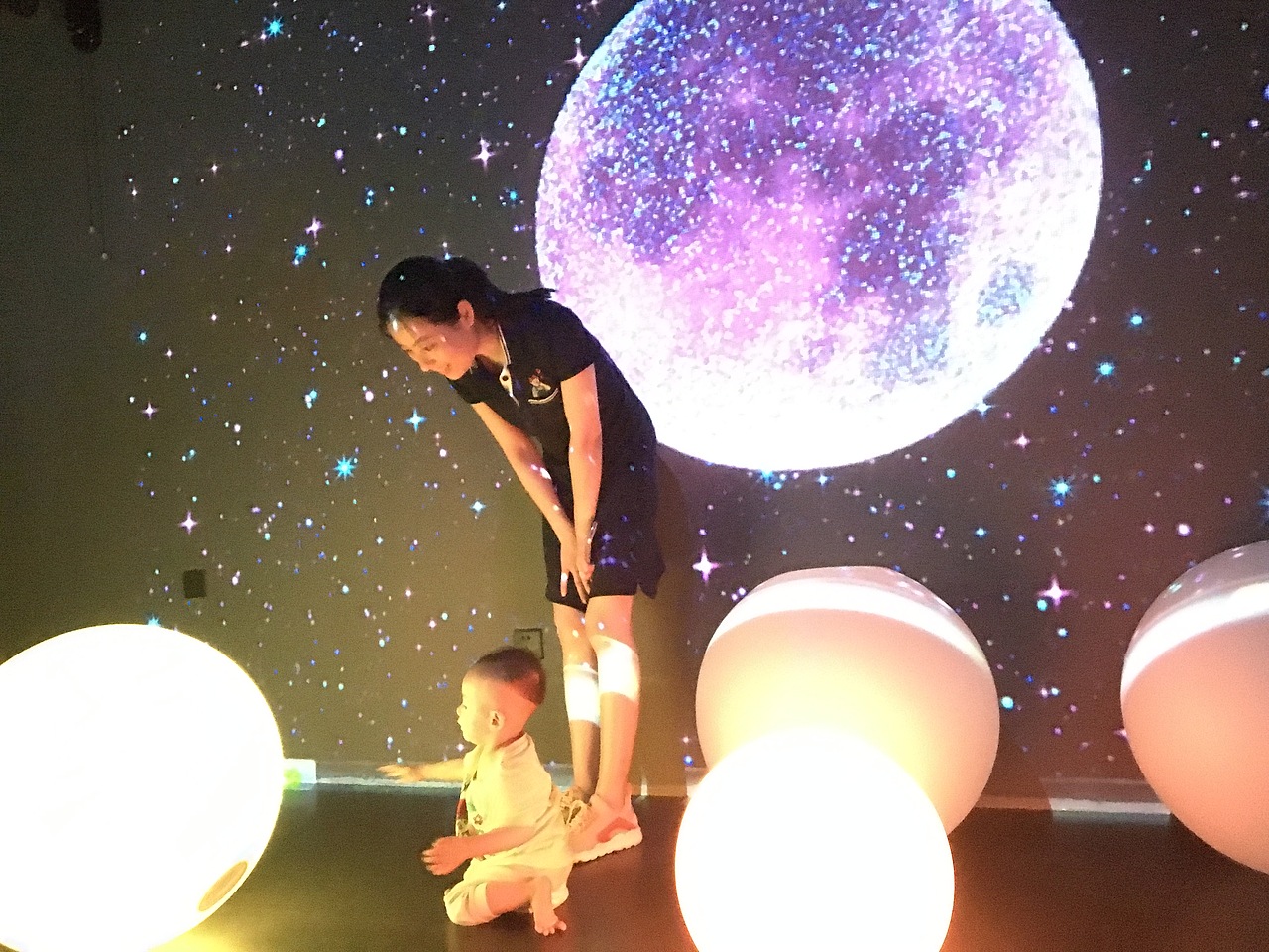 镜花宫、钻石隧道等最受欢迎的暖场互动体验道具