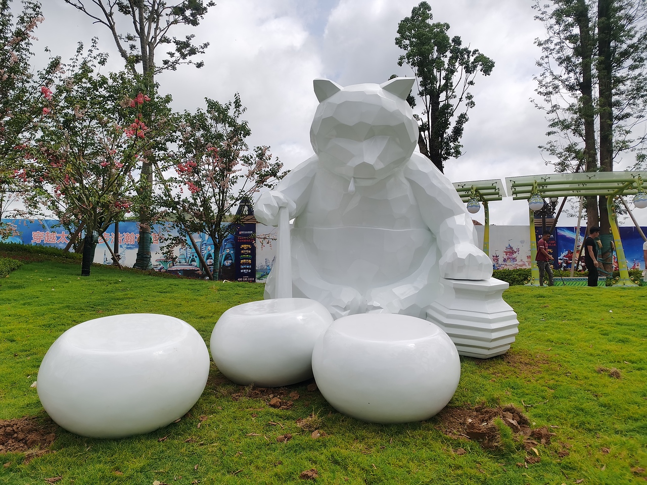 不同角度的美丽园林景观玻璃钢几何切面卡通熊雕塑定制