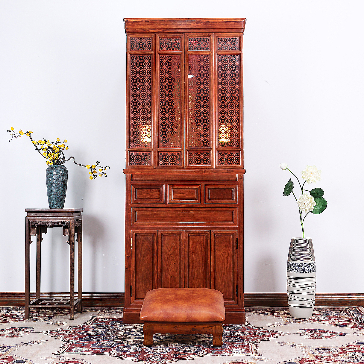 花梨木带门佛龛场景拍摄