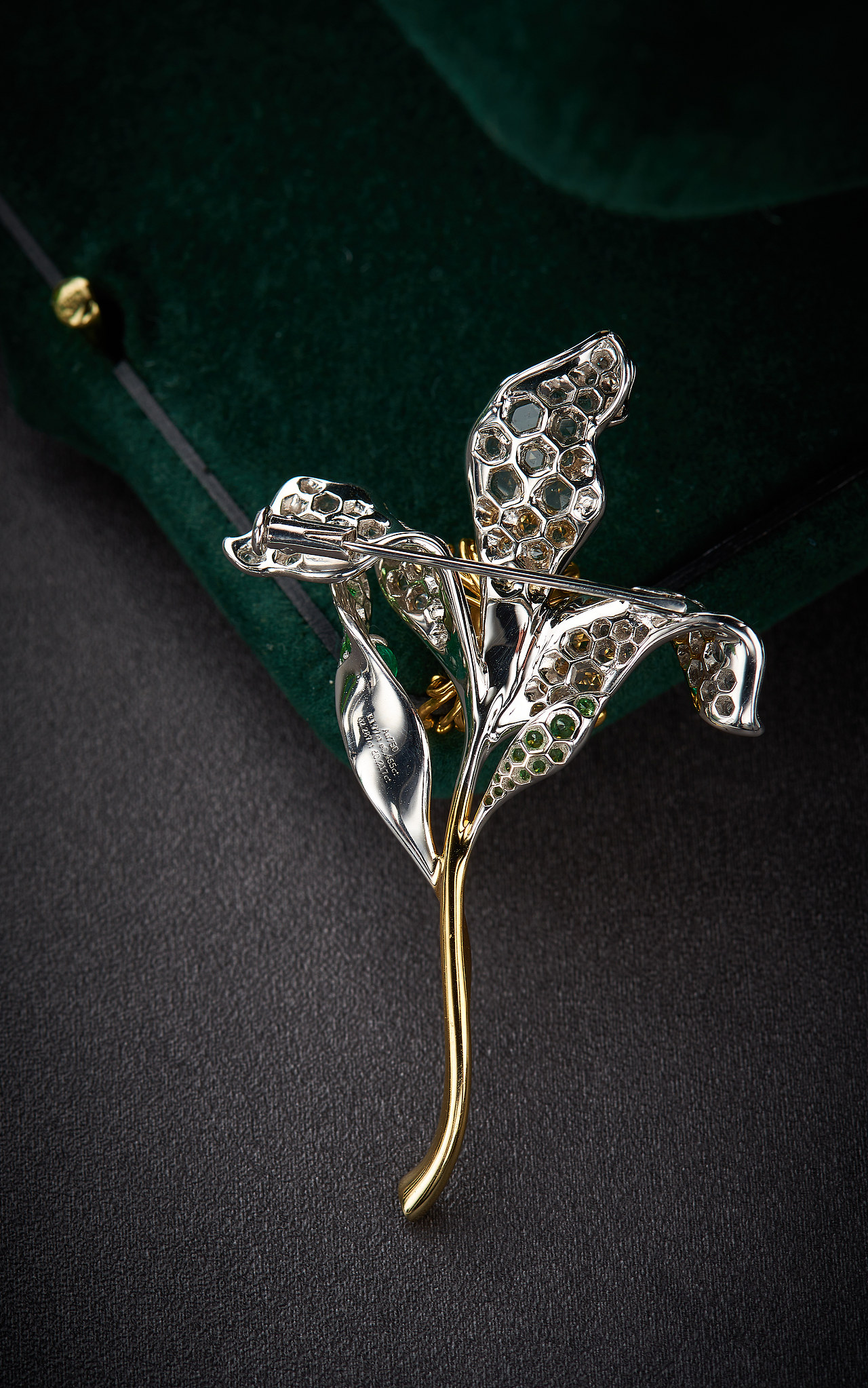 祖母绿蓝宝石沙弗莱兰花胸针