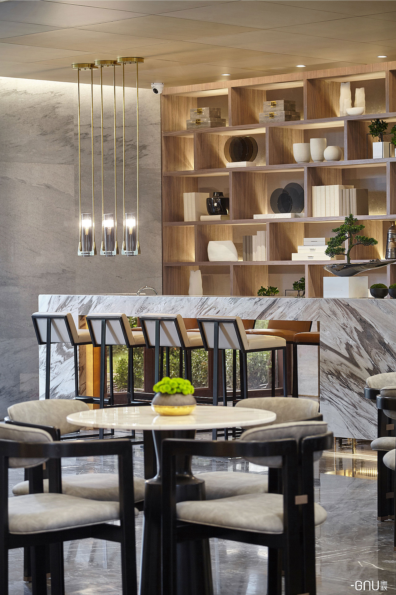 
<br>本案设计师充分利用中国传统元素，把东方的哲学、韵味、意境转化为当代设计手法。她对传统文化的再设计，以细致的处理手法、隽永流畅的线条、精密设计的格局，让每一处空间都深蕴持久的生命活力和艺术的华彩。甚至在有些空间里，即使看不到中式的符号，却能体味东方的美感。