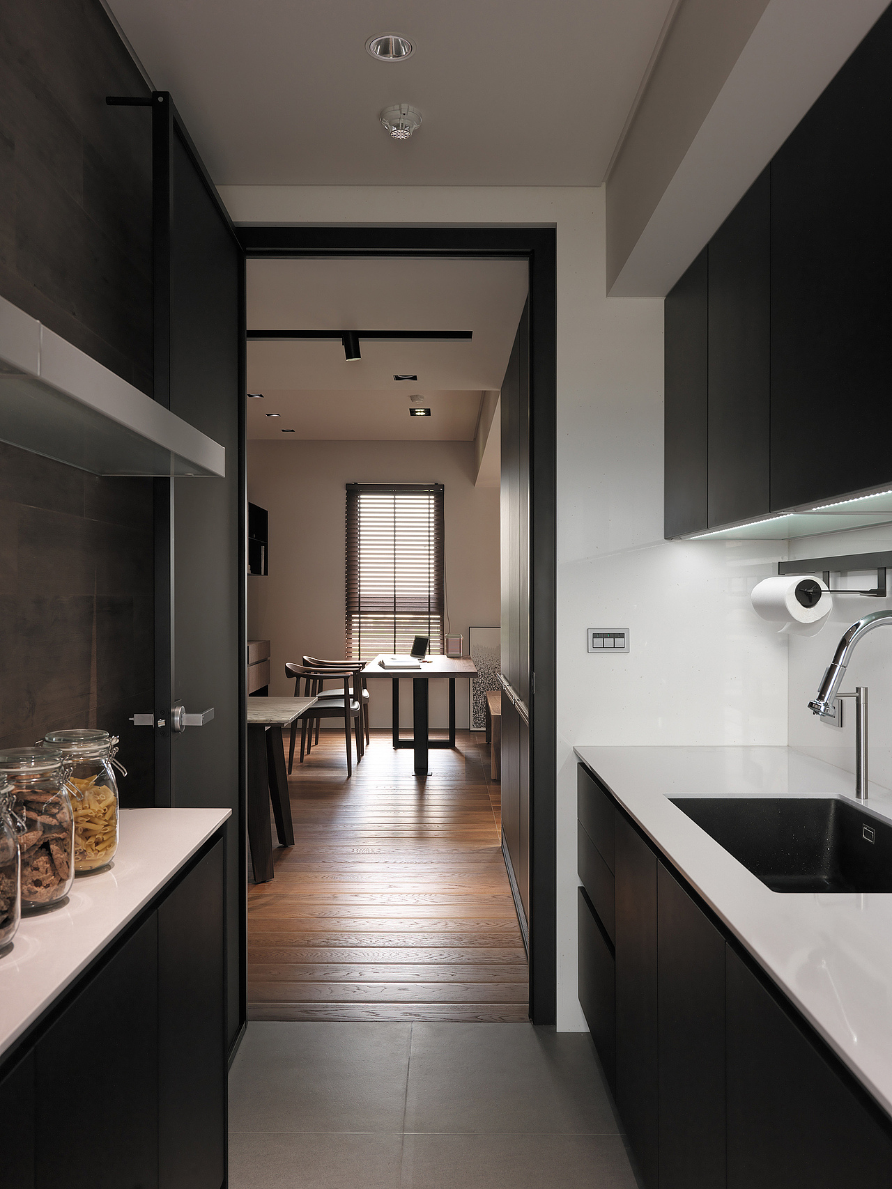 现代风格往往是通过简洁的造型修饰,打造出令人感到轻松愉悦的室内氛围。法国的一位名人曾经说过,最朴素的往往最华丽,因为过度的奢华反而会让人产生距离感。 【客厅】室内色调以黑白灰为主色调,棉麻布艺沙发上那抹清新的森林绿,让整个客厅看起来既清爽明亮又不失温度。 【餐厅】一家人围坐在温暖舒适的家里享受丰富的美食也是一件非常幸福的事情,一旁墙上色彩鲜艳的壁画搭配精致的桌椅勾勒出一幅美好温馨的生活画卷。 【卧室】卧室墙面设计的是硬包装饰,配上皮质的浅咖色以及玫瑰金色的吊灯,使整个房间充满了品质感。 【儿童房】儿童房为了营造童趣氛围,采用了各种撞色元素,让空间看起来俏皮活泼又不失格调感。 【厨房】厨房地面铺贴的则是与客厅一样的地砖,搭配上白色的铝扣板吊顶,以及金属质感的电器,从而打造出明亮大气的室内空间。