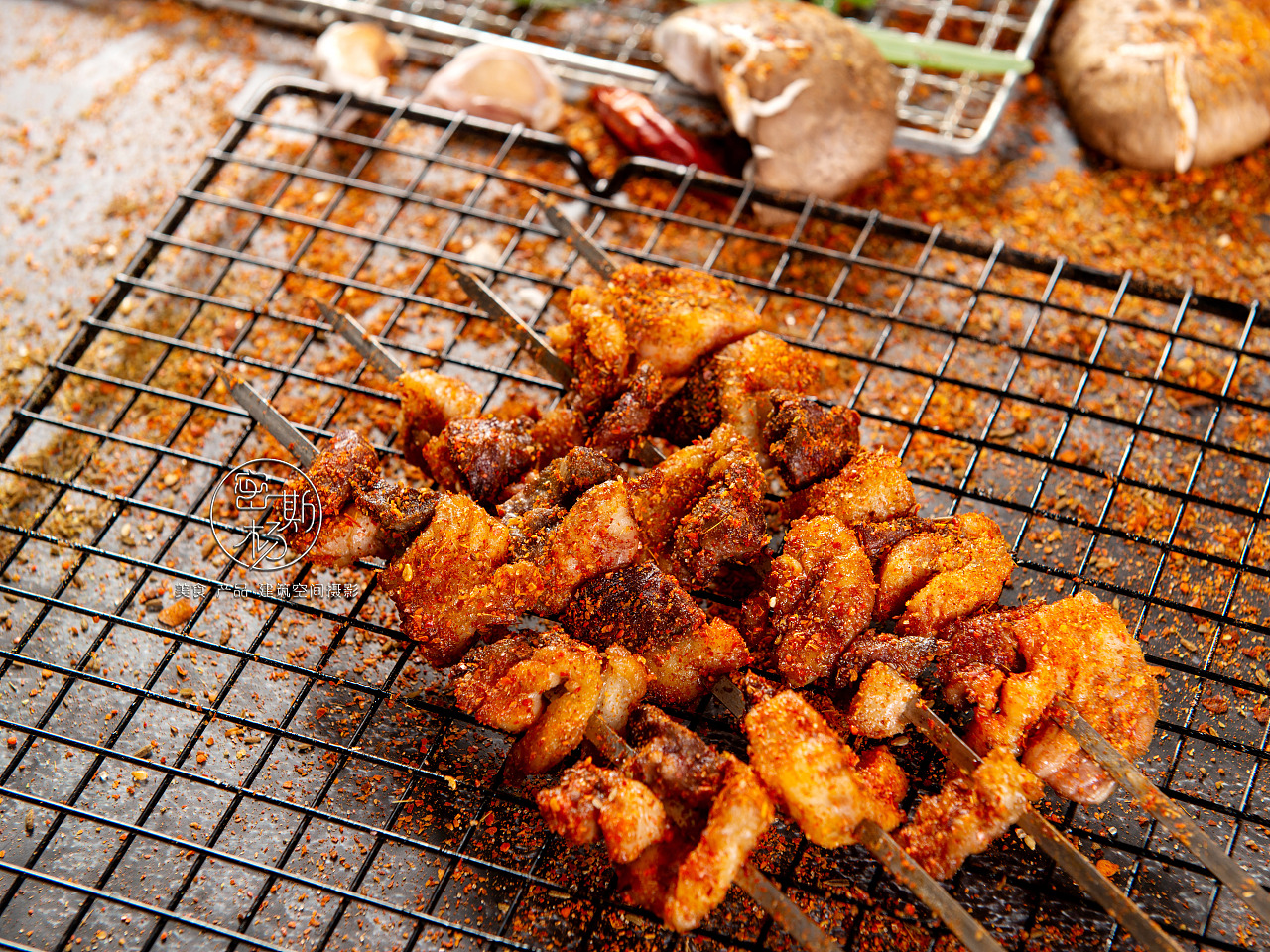 非常劲爆的烧烤食材---大猪蹄子 烤羊肉串 秋刀鱼