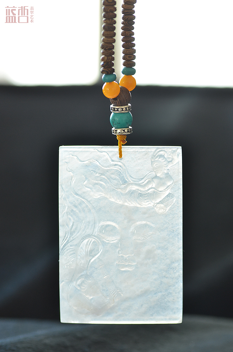 成品效果图,成品跟最初的设计稍有区别。主要是想让作品简介一点。料子本身棉多,飘的有些散,透光效果不理想,平面效果肉眼看不错,拍照由于反光较多,拍出来的很失败,一由于拍照技术问题,二是我们追求自然光拍摄。