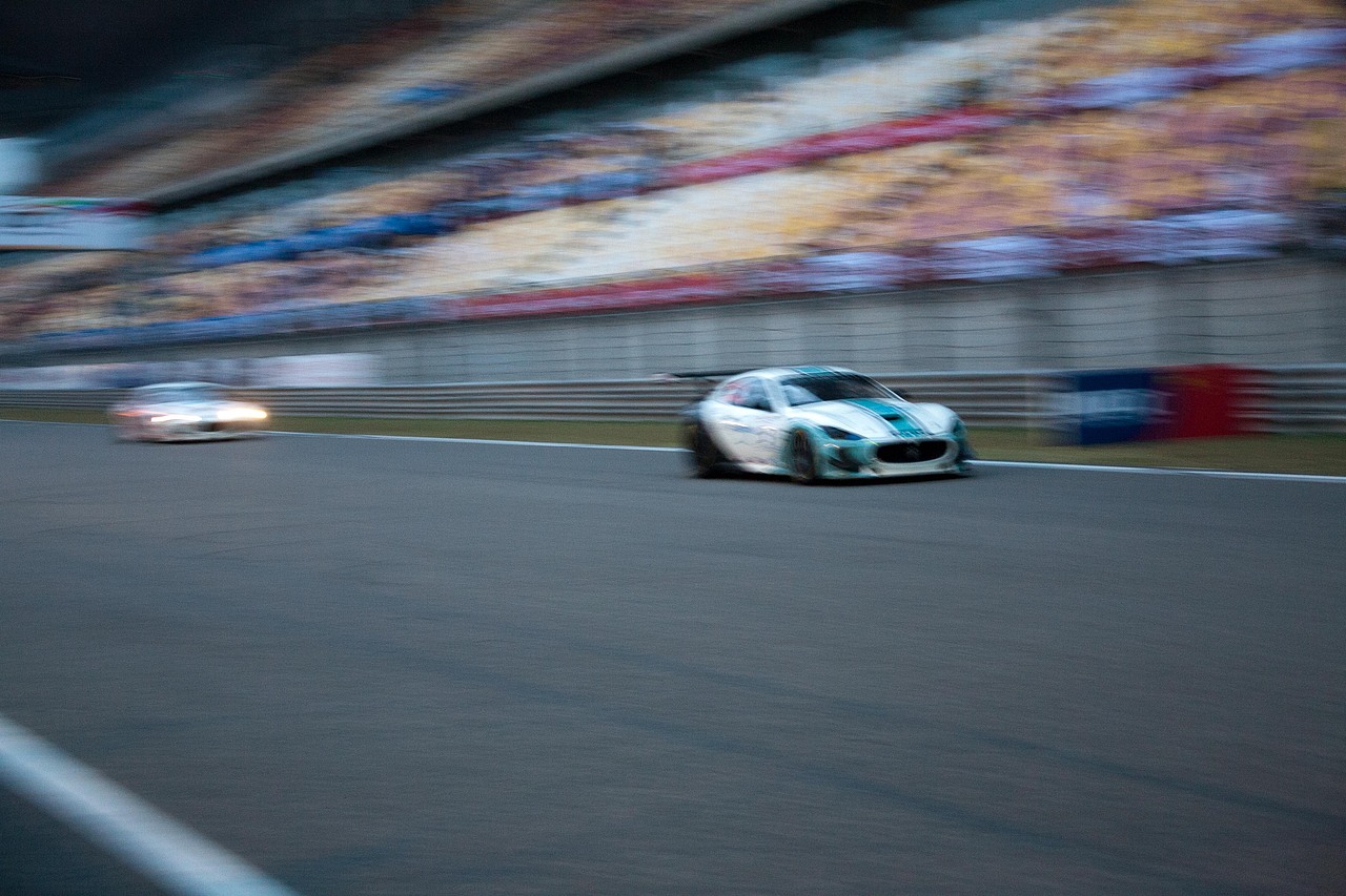 上赛道里的车（图ZMTYxODEwMDQ=） - 风光摄影 - 站酷设计师bellxy原创素材 - 站酷ZCOOL