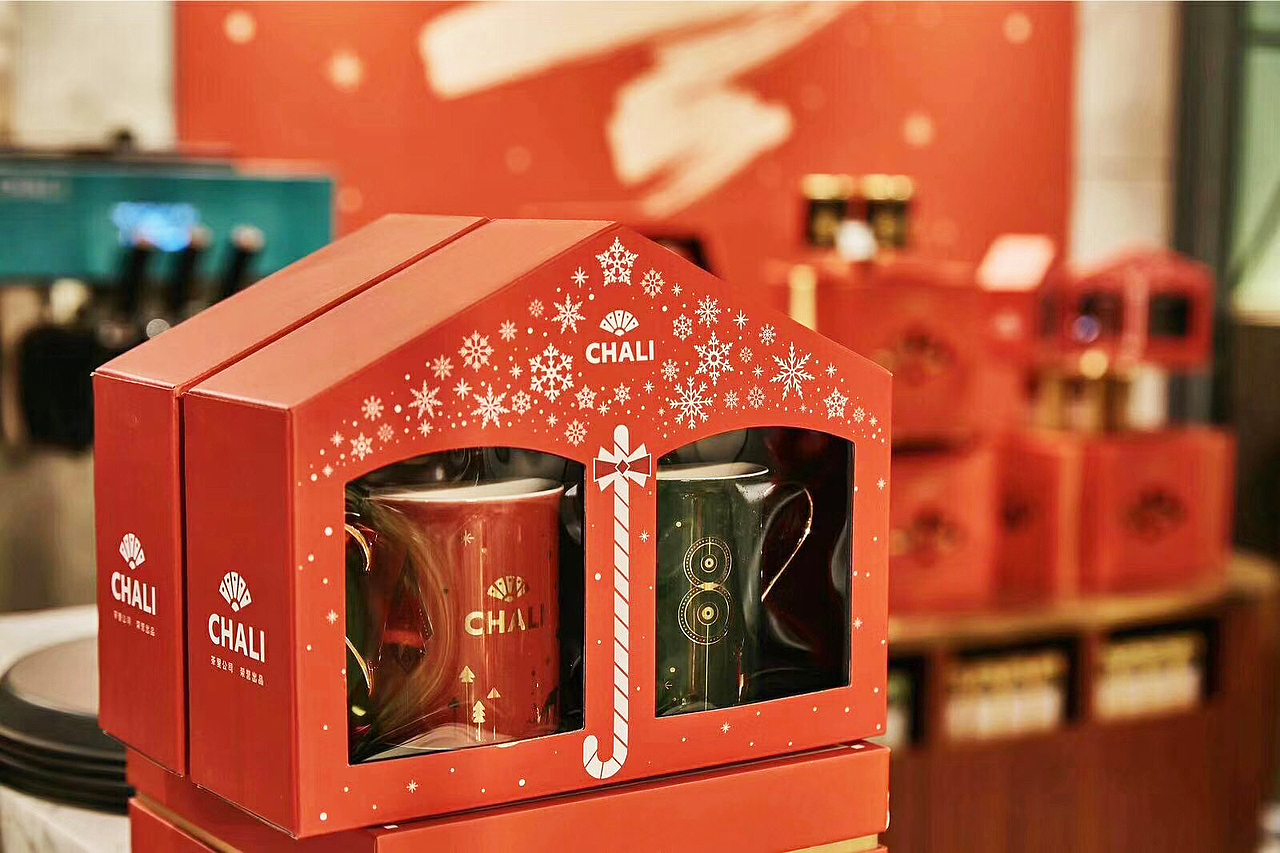 以树林和麋鹿作为主要元素，树林代表着清新、自然、安宁、舒适，麋鹿代表圣诞主题，同时也是茶里的吉祥物，能够进一步加深消费者对品牌形象的认知度。
几何树林，麋鹿和雪人穿插在其中，简约的线条感希望表现茶里品牌的时尚优雅，点的运用赋予画面活跃的节日气氛。用倾注祝福的杯子，泡一杯暖心的茶，让你的每一天都美好。