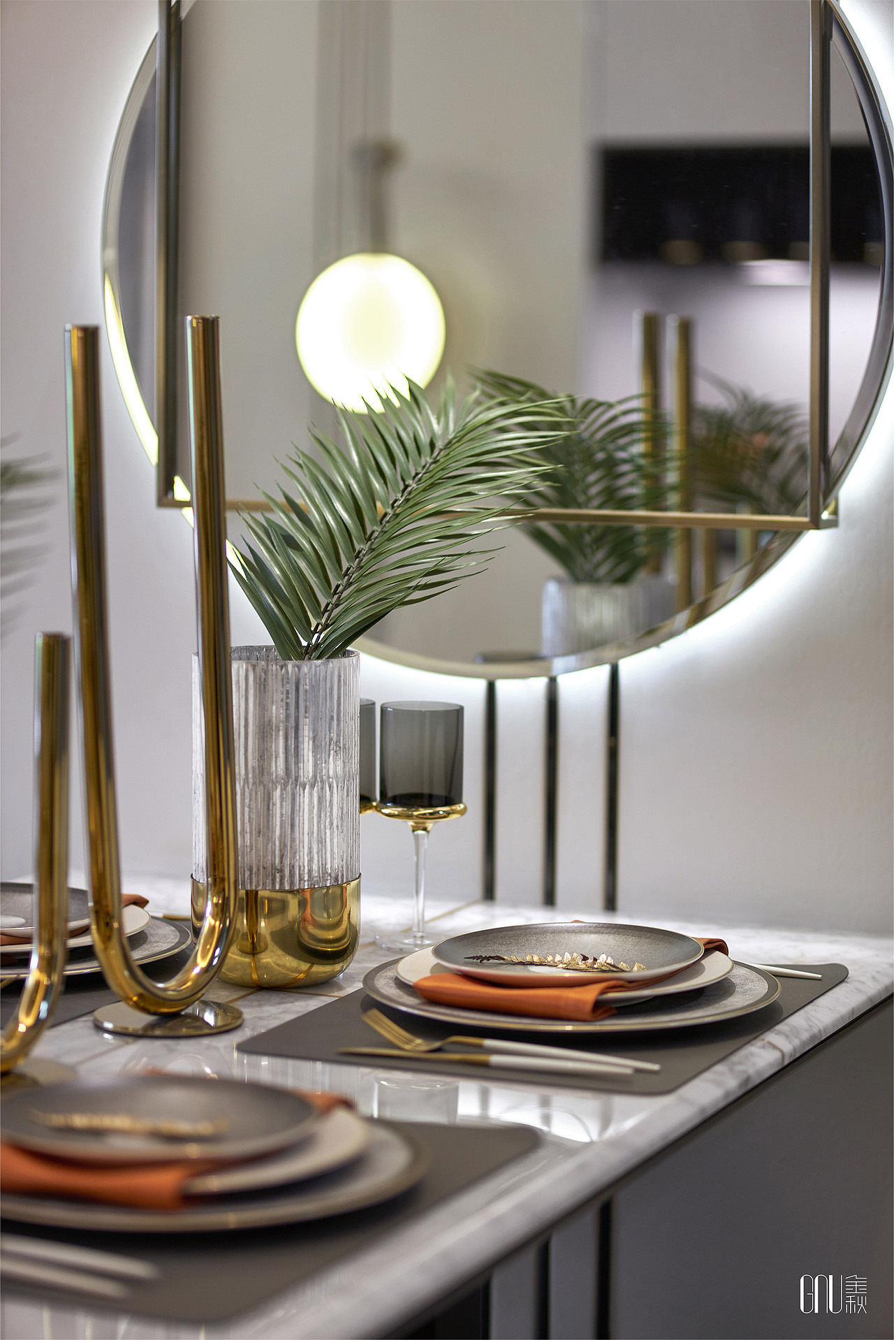 大地色系以兼收并蓄的姿态进入人们的视野中,仿佛沉淀了时光的秋日。以灰色作为主色调,驼色点缀其间像沉稳的思想者,透露出经岁月积淀的睿智优雅。
<br>在餐厅这样一个开放的空间里,设计师采用“对称式”陈设手法,和谐地容纳性格迥异的材质——皮革、大理石、金属等。以灯饰、镜框及餐具的相对对称,呈现出平衡、庄重之美。