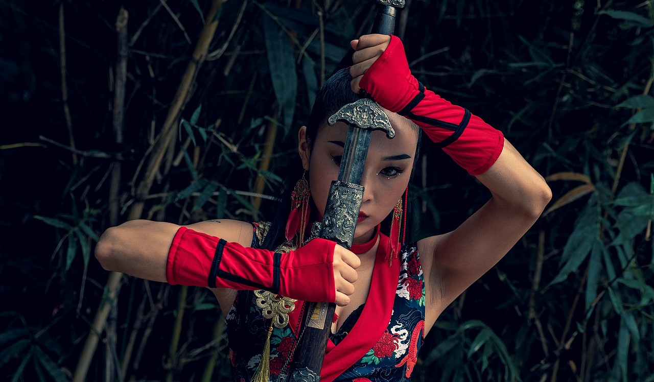 一匹黑马 丨 性感侠女