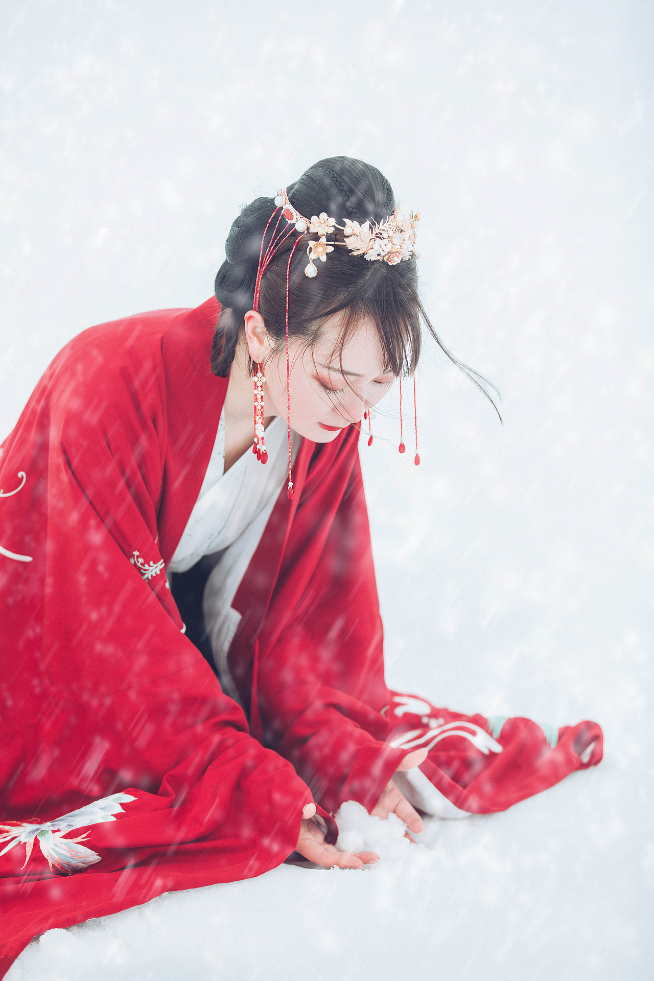 细雪纷纷覆上眉目