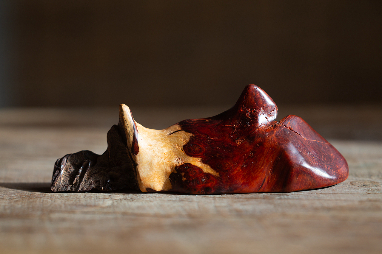 以山为形,沟壑天成。小叶紫檀笔山与裁纸刀