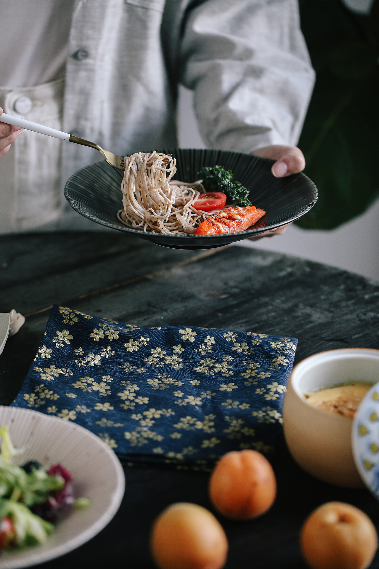 美浓烧十草纹陶瓷菜盘