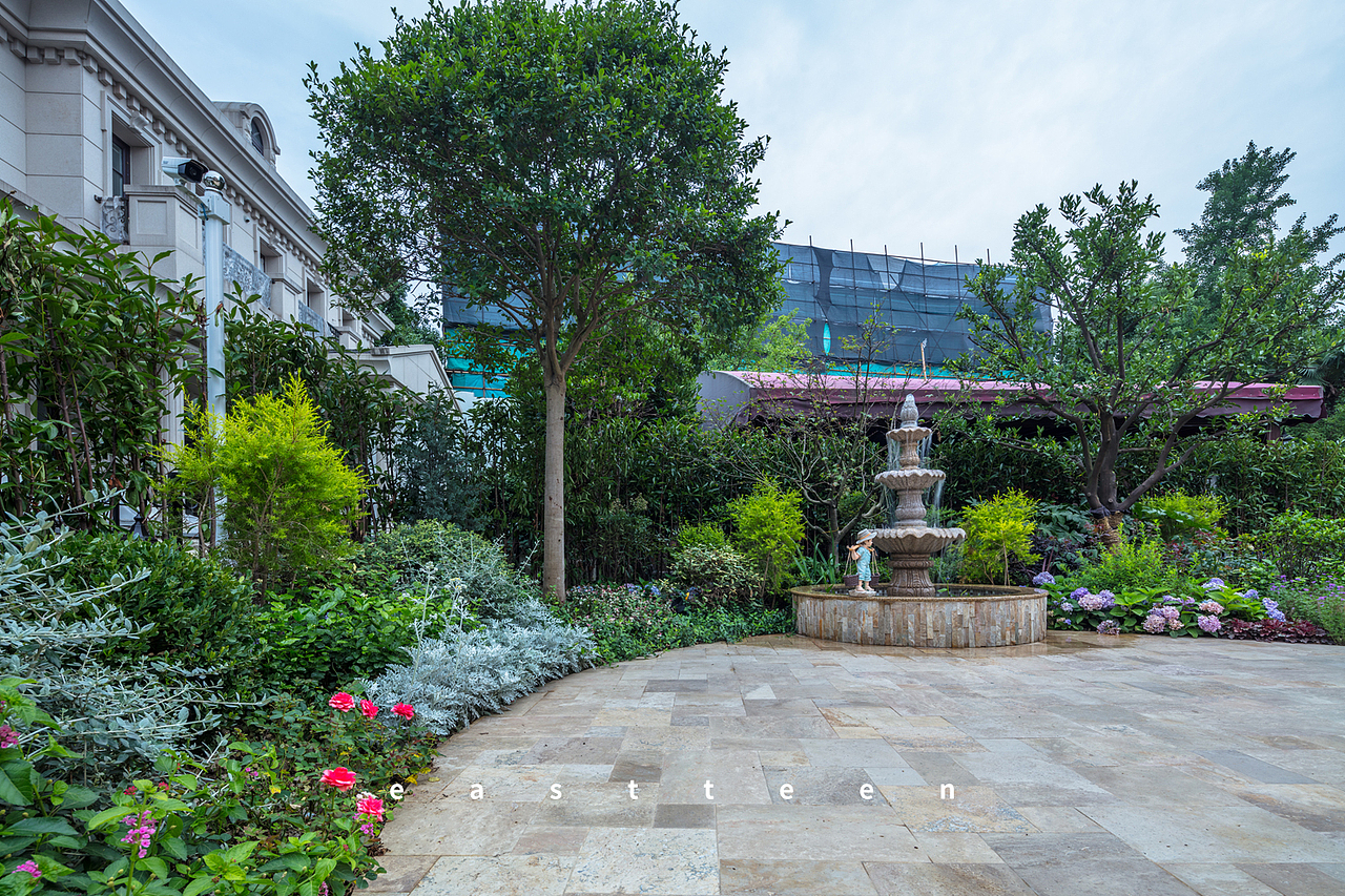 简美自然的风格,整体给人感觉明亮又恬静,空间的色彩的调试没有突兀的部分,挑选简单、素雅为主的颜色。