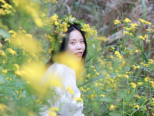 嘘，山上的花开了，我们别惊动她……