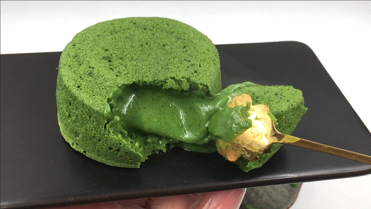 抹茶流心蛋糕,一勺挖下去,暖胃又暖心,大爱抹茶!