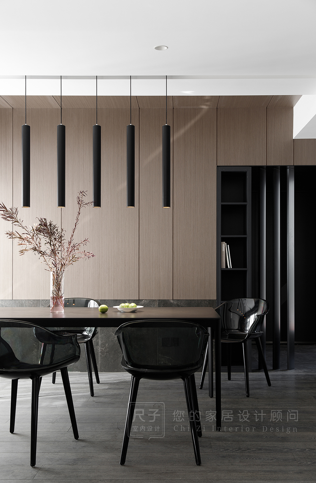 移位后的餐厅区域目之所及是窗明几净，明媚的光线自然引入，舒缓平和的气质在这个空间里随风氤氲。