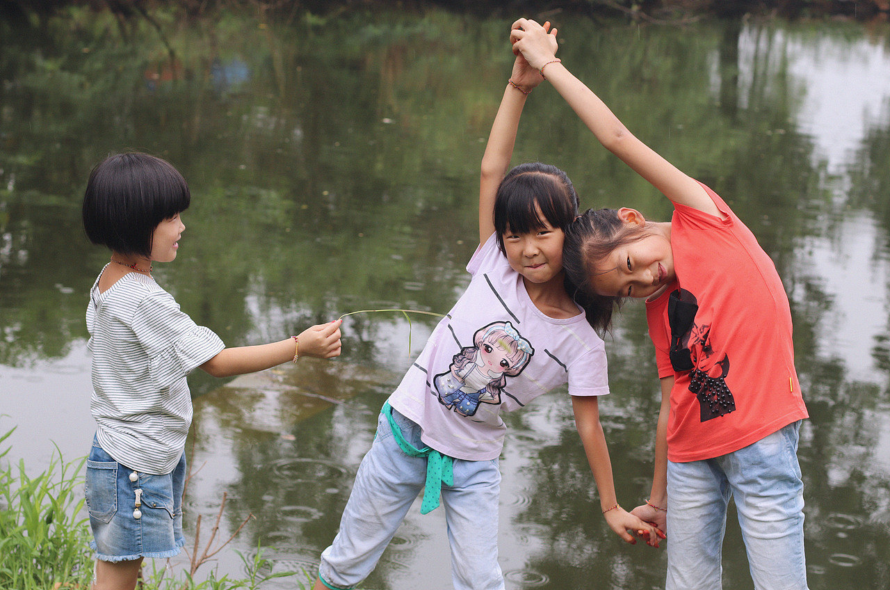 鱼塘童趣（图ZMTE4OTExOTMy） - 人像摄影 - 站酷设计师薄荷味的笑原创素材 - 站酷ZCOOL