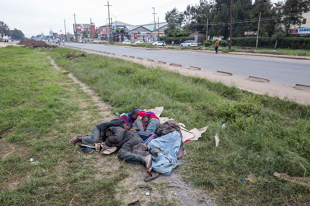 孩子们睡在他们的base,生活在街头不是那么顺利的,内罗毕的雨季几乎