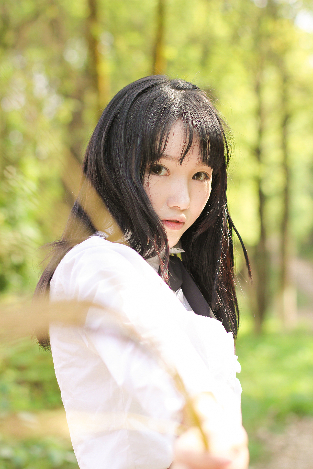 【绿野春天の少女】春晚绿野秀,岩高白云屯。身穿洁白衬衣的少女,你如同天使一般闪着光芒,让我移不开视线。