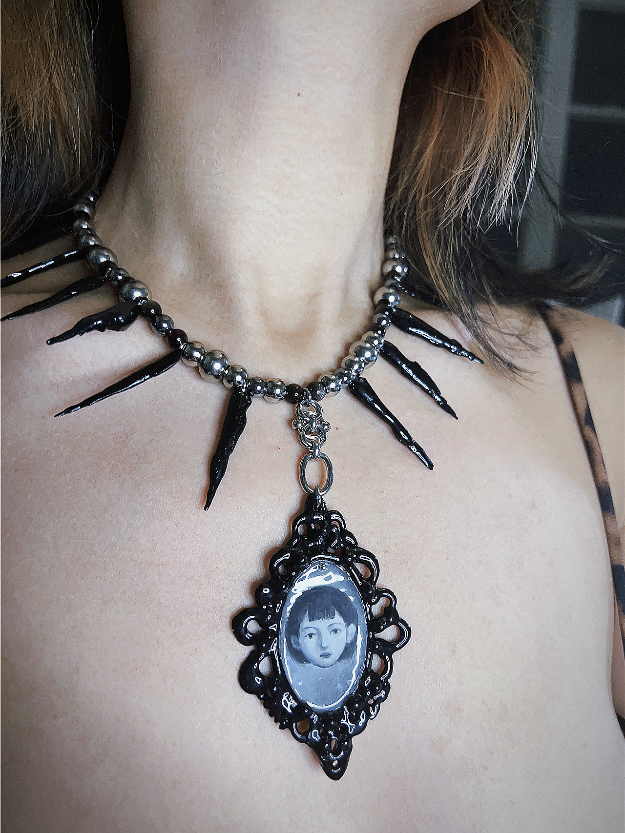 女孩_庸俗陷阱x圆满_用甲油胶做插画吊坠（图ZMzIwNzk0NjM2） - 首饰设计 - 站酷设计师庸俗陷阱原创素材 - 站酷ZCOOL